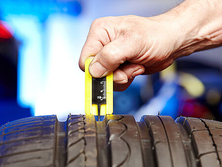 Arrêt au stand pour le printemps : comment changer tes pneus sans stress